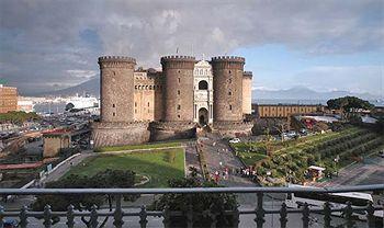 Al Maschio Angioino - Castel Nuovo Neapel